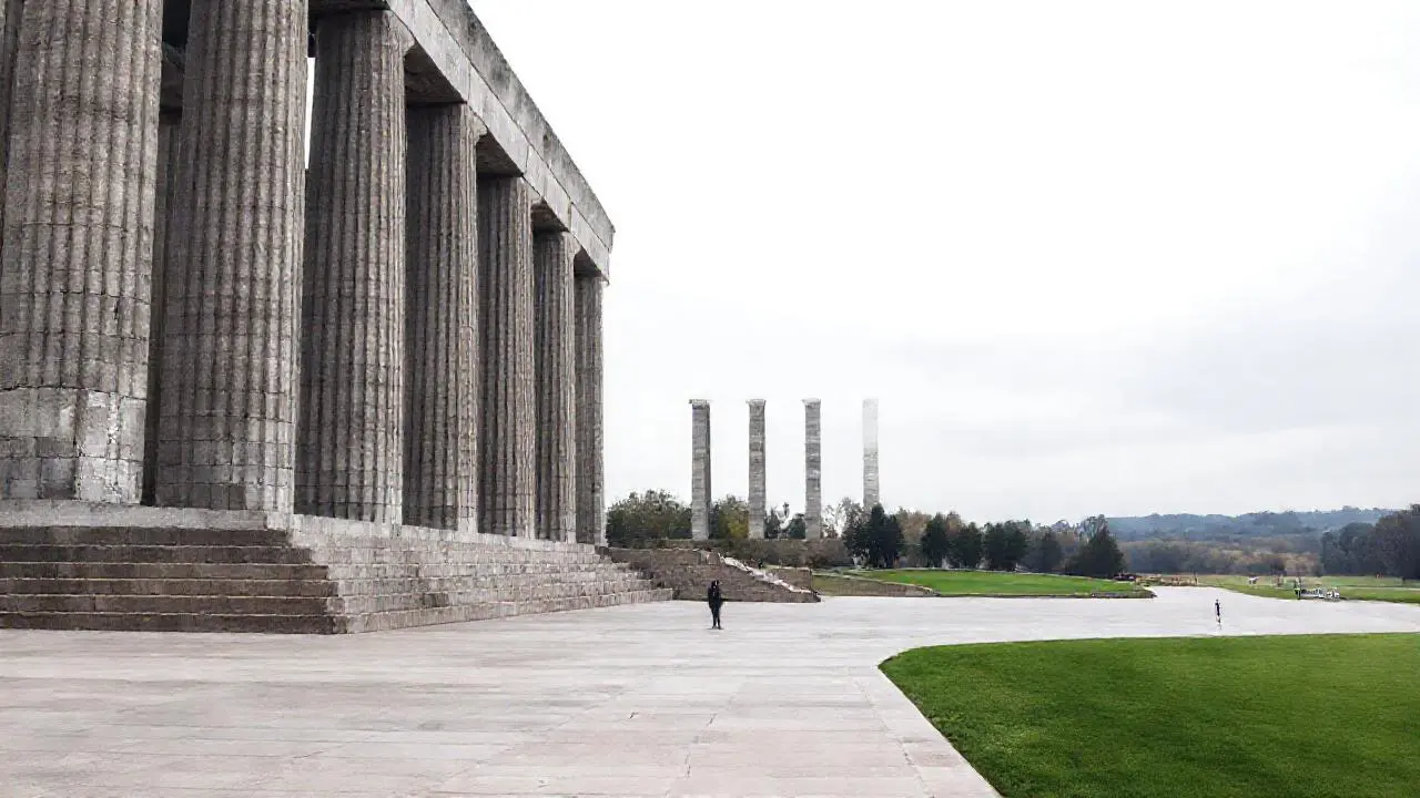 Monumento imponente en paisaje sobrio y vasto