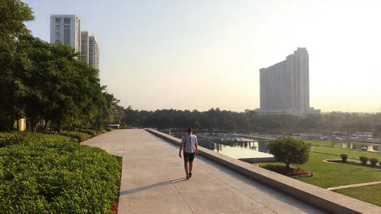 Paz urbana, luz suave y espacio abierto