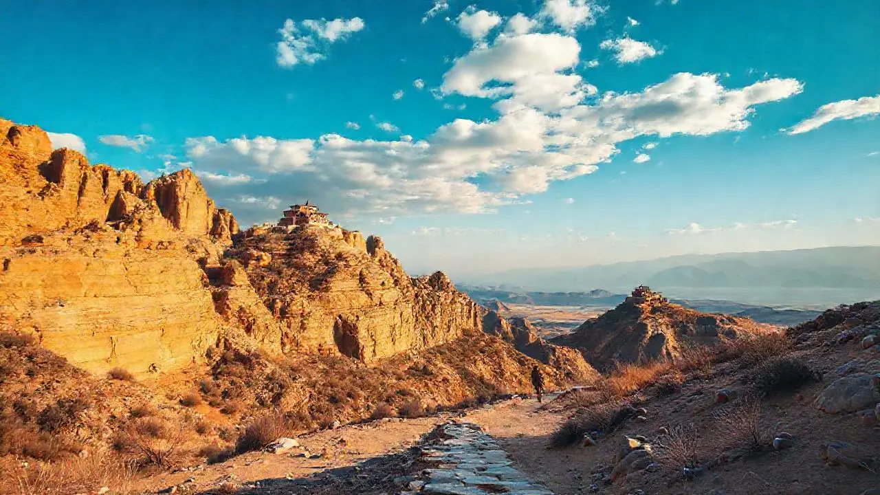 Paisaje árido y remoto bajo luz cálida