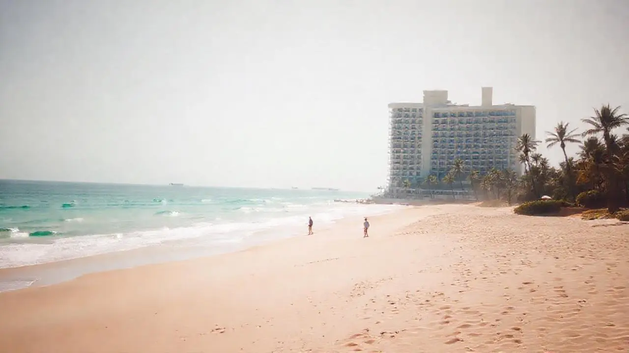 Playa serena, luz cálida, horizonte amplio
