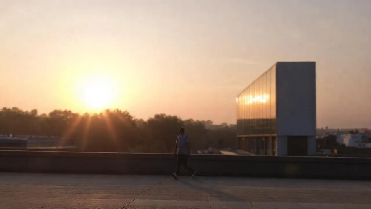 Plaza urbana tranquila bajo luz suave