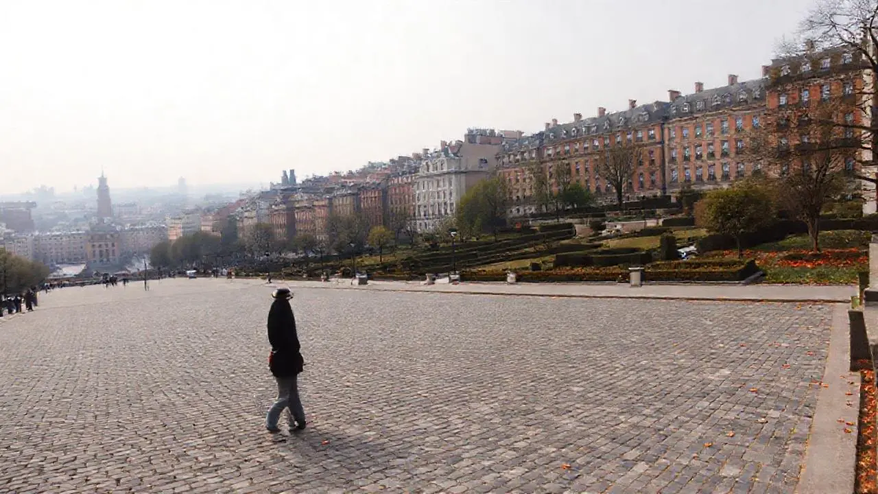 Una ciudad tranquila bajo cielo brumoso
