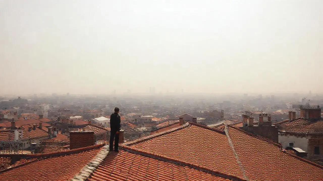 Ciudad urbana, calma y ligeramente brumosa