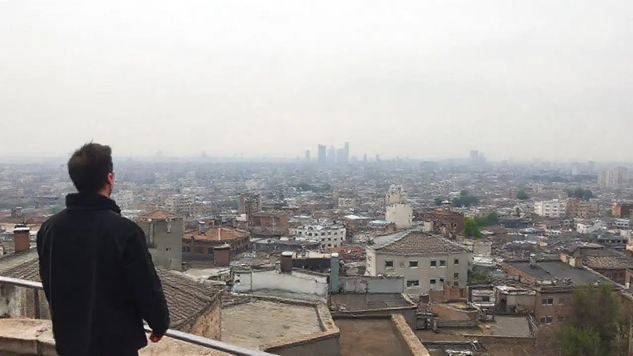 Ciudad extensa, ambiente urbano, luz suave