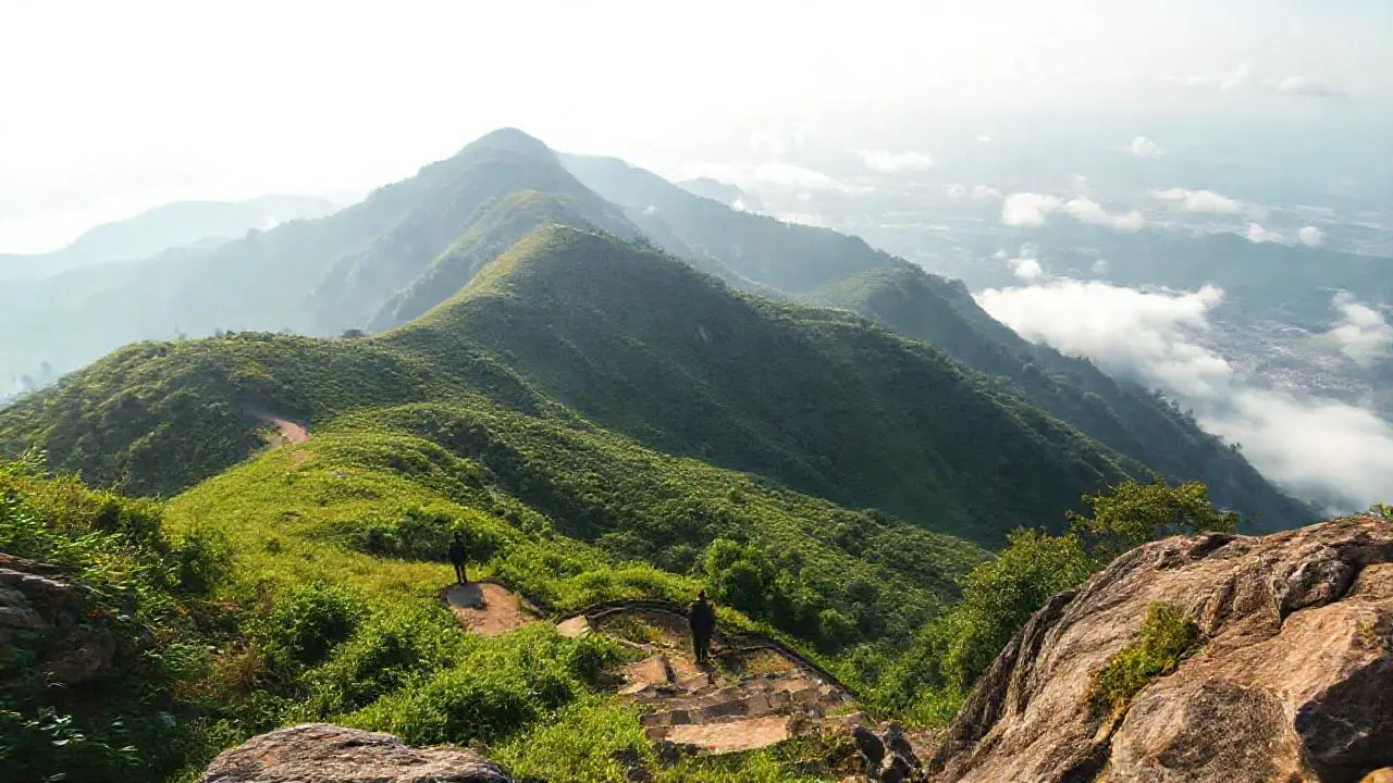 Paisaje montañoso, tranquilo y difuso