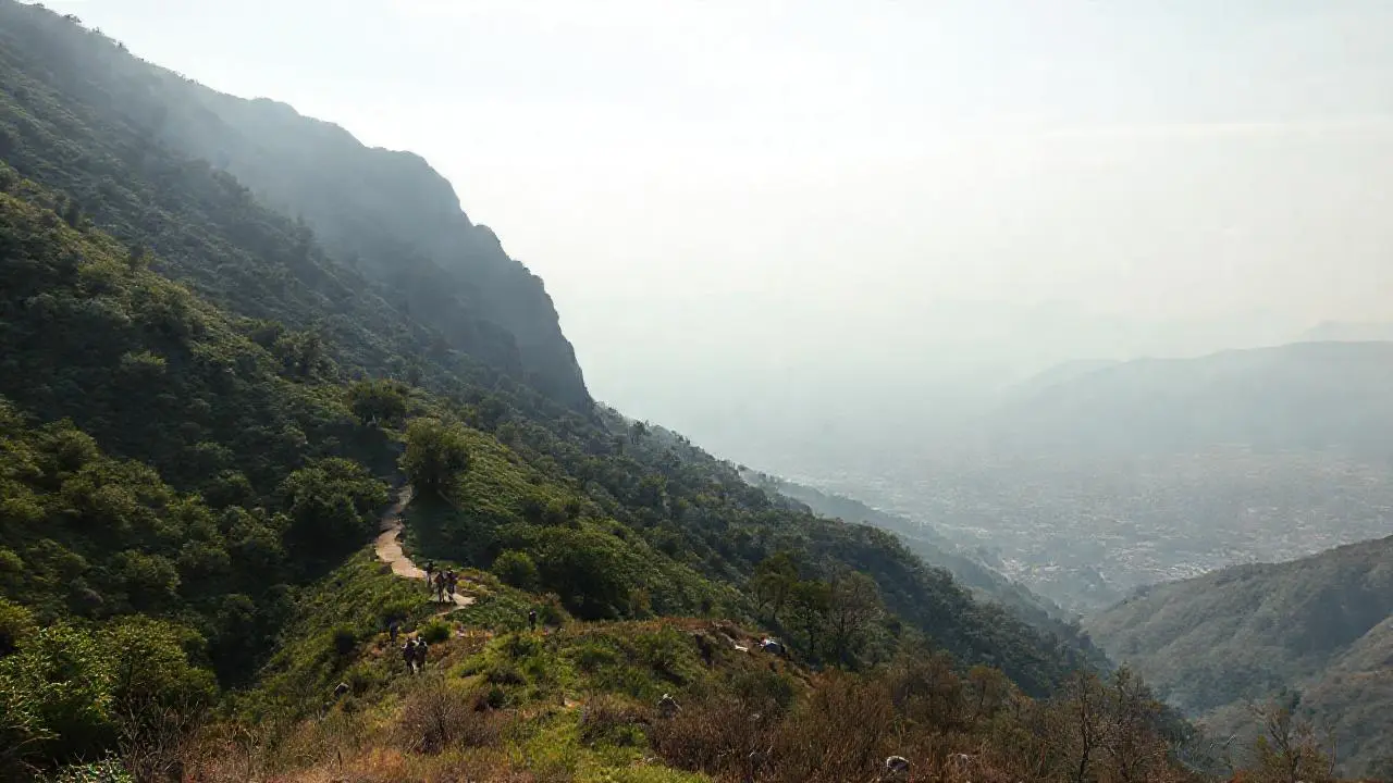 Paisaje montañoso extenso y brumoso