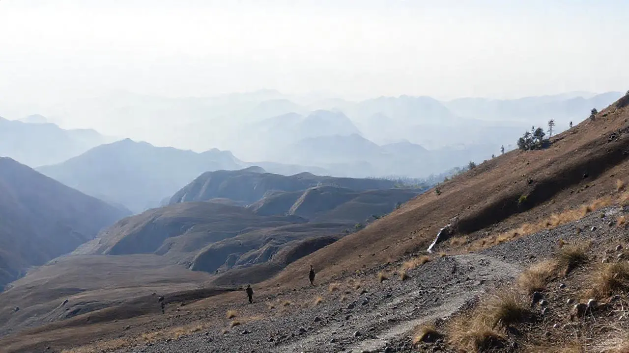 Paisaje montañoso, vasto y silencioso