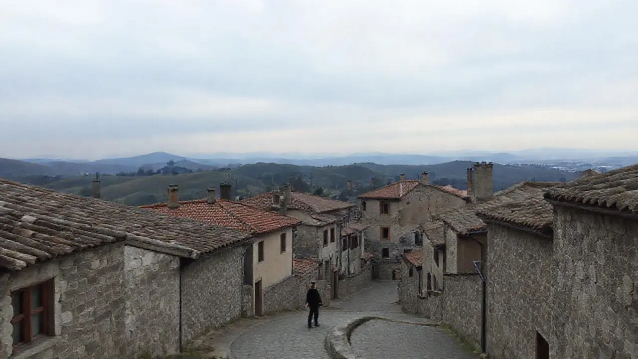 Paisaje antiguo, sereno y ligeramente brumoso