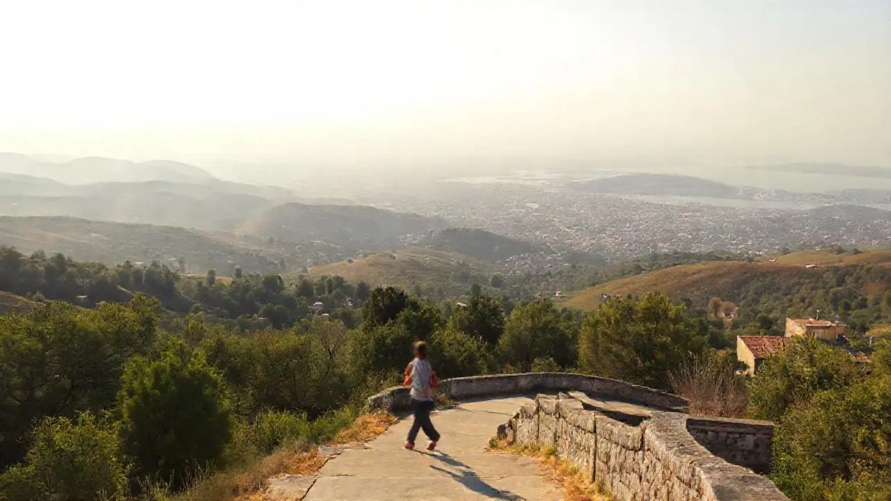 Paisaje extenso, brumoso y sereno