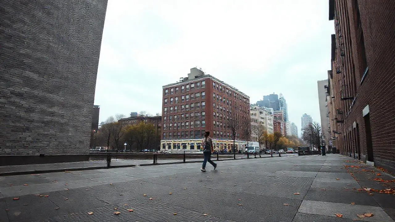 Paisaje urbano grisáceo, figura solitaria caminando
