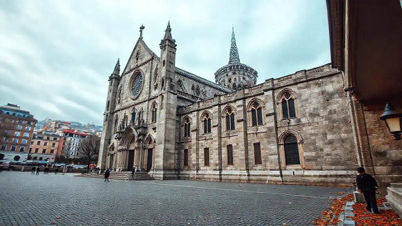 Arquitectura imponente bajo cielo nublado