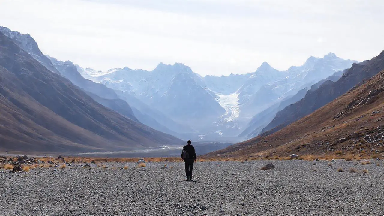 Paisaje montañoso, solitario y sereno