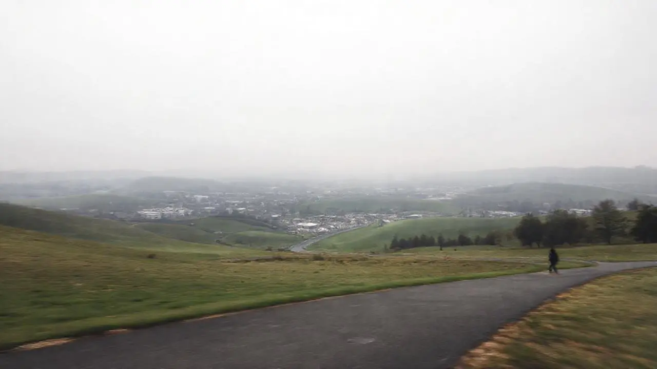 Paisaje amplio, moderno y ligeramente brumoso