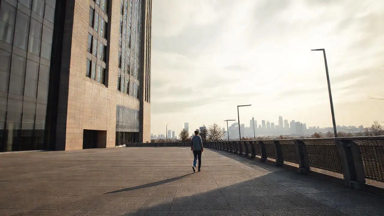 Arquitectura moderna en un entorno urbano tranquilo