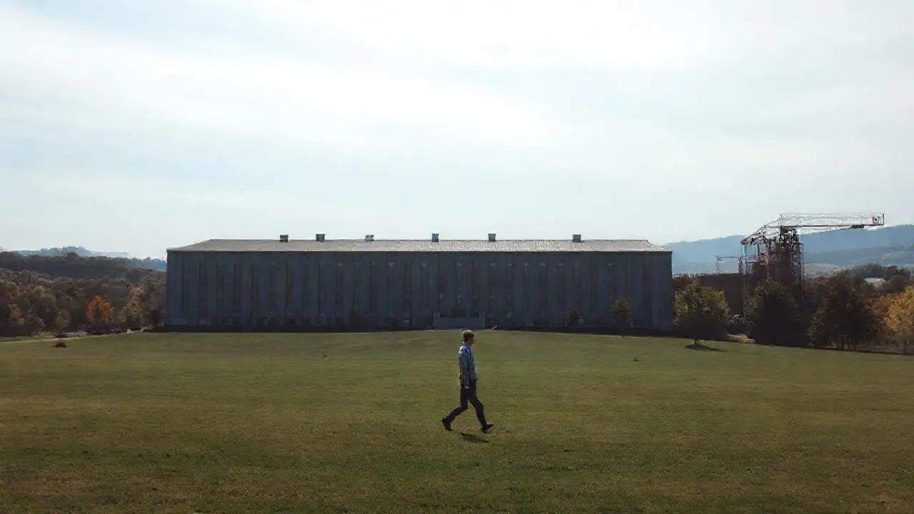 Amplio paisaje sereno y ligeramente brumoso