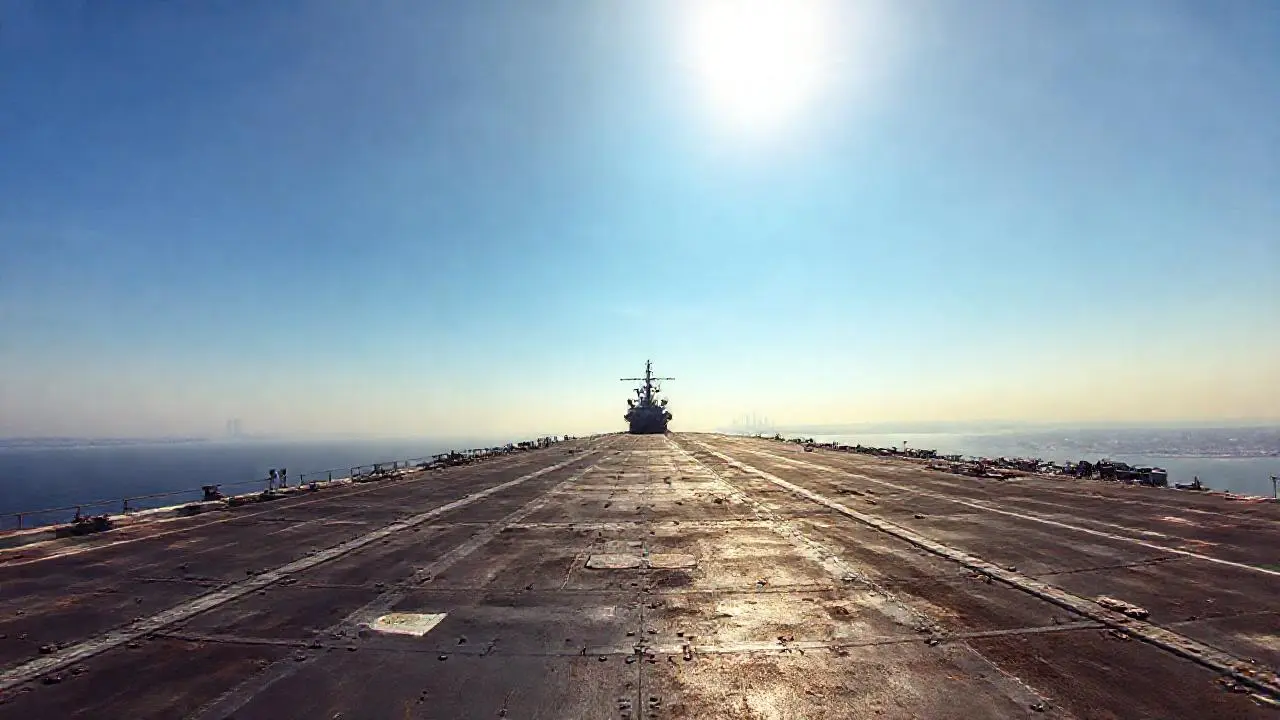 Amplia vista de un portaviones en San Diego