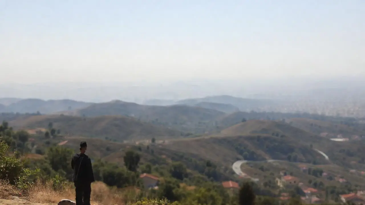 Paisaje tranquilo, vasto y ligeramente brumoso