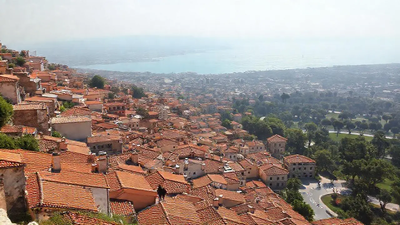 Puesta de sol urbana, serena y distante