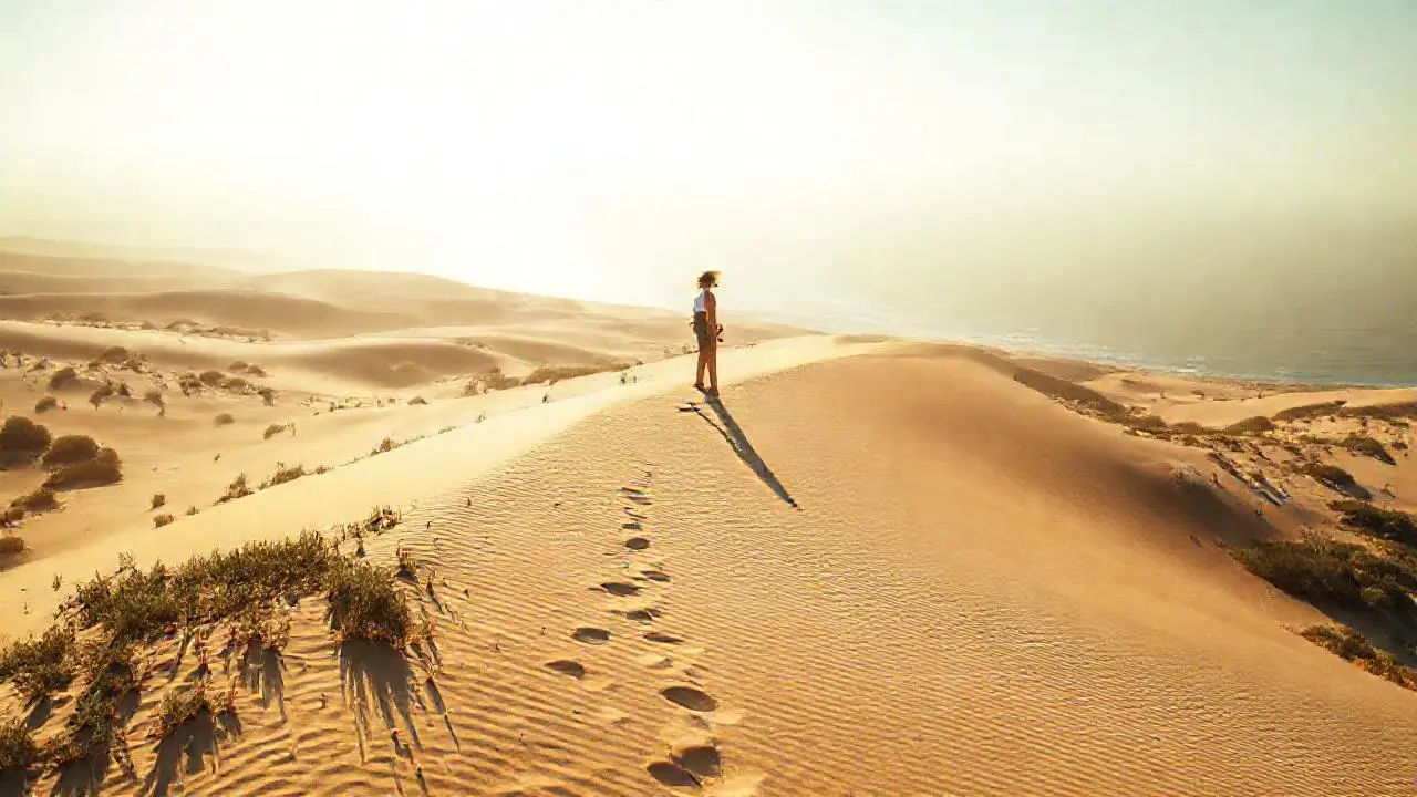 Soledad serena en una playa extensa