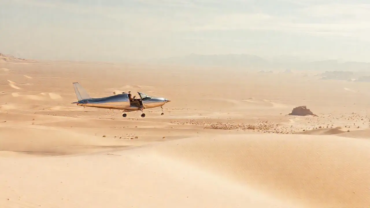 Desierto vasto, avión solitario, cielo infinito