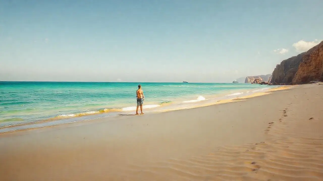 Playa serena bajo un cielo azul