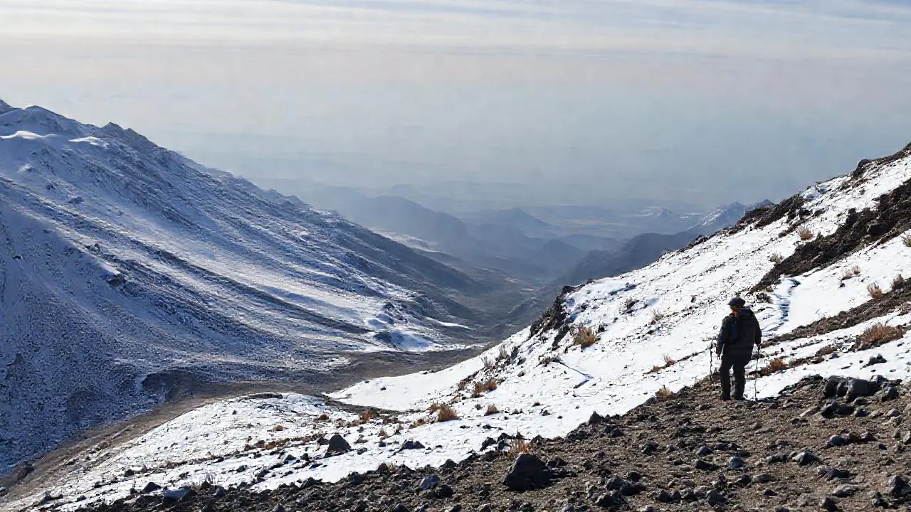 Paisaje montañoso, vasto, frío y silencioso