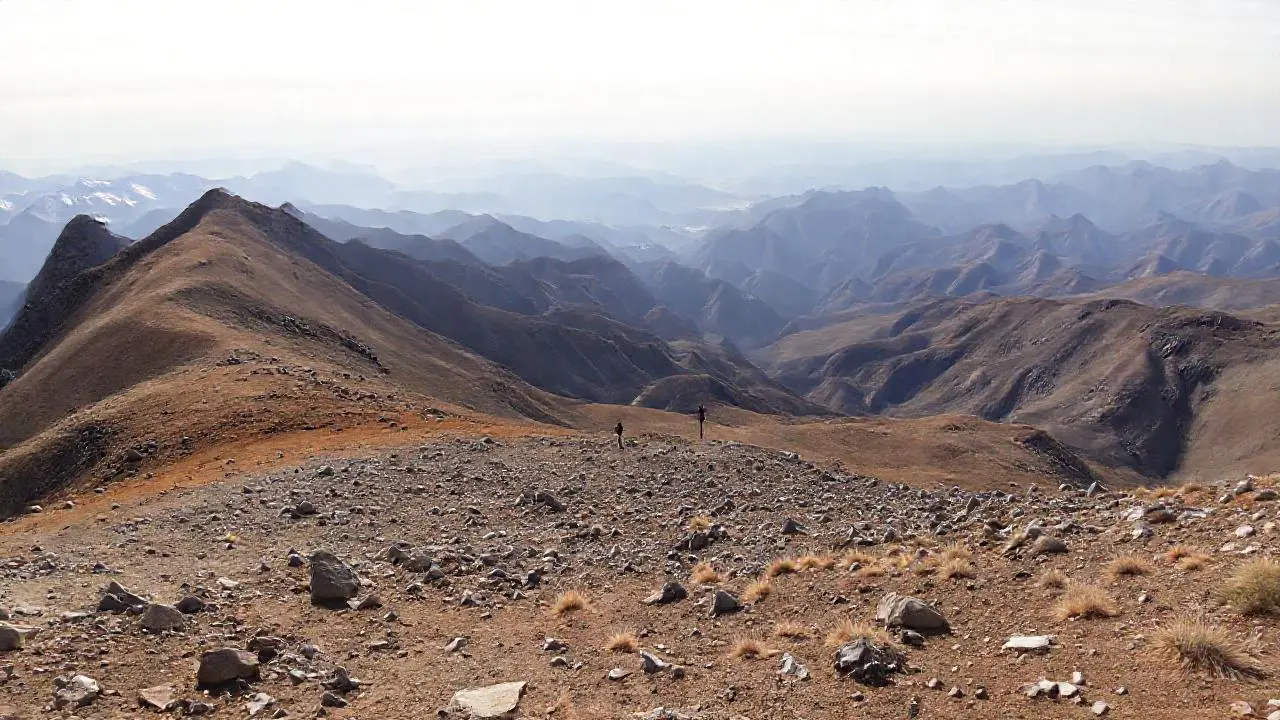 Paisaje montañoso vasto, árido y sereno