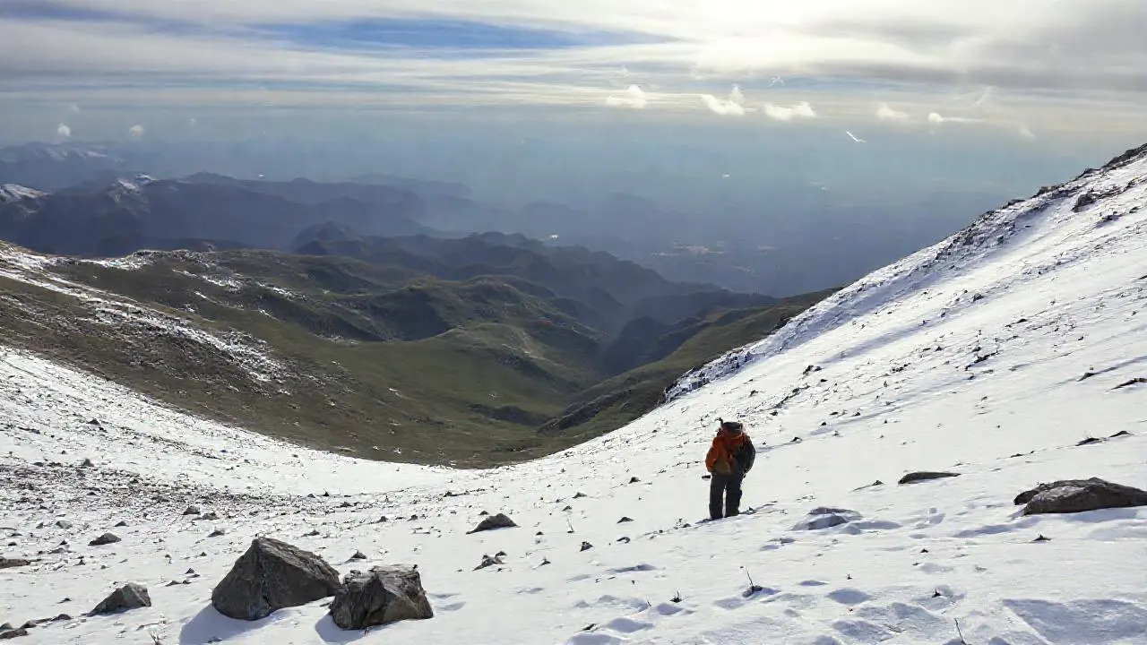 Paisaje invernal vasto y silencioso