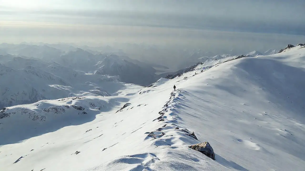 Inmensa montaña, soledad, y luz tenue