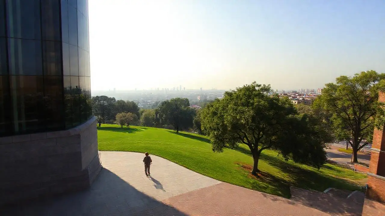 Serenidad urbana, luz suave y espacios amplios