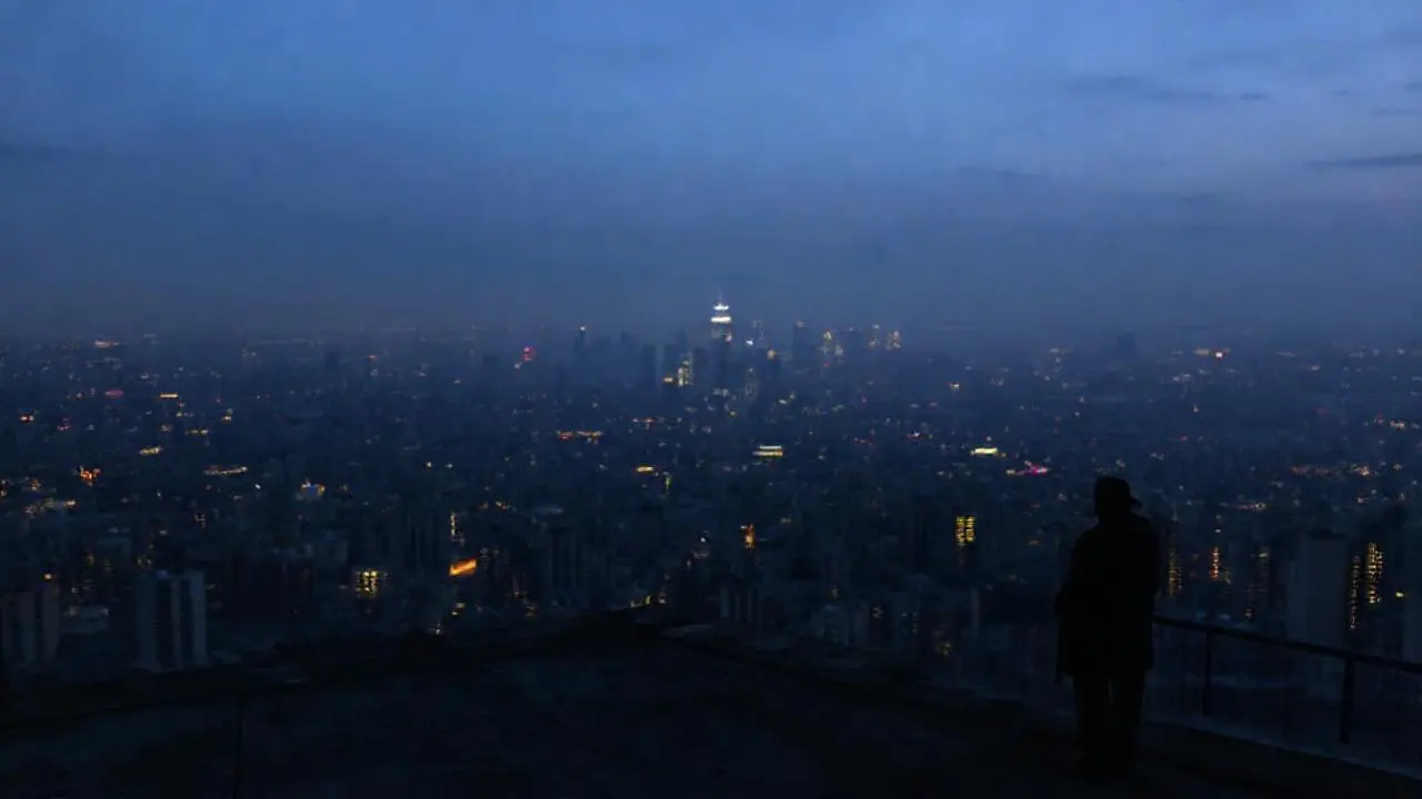 Horizonte urbano nocturno, suave y brumoso
