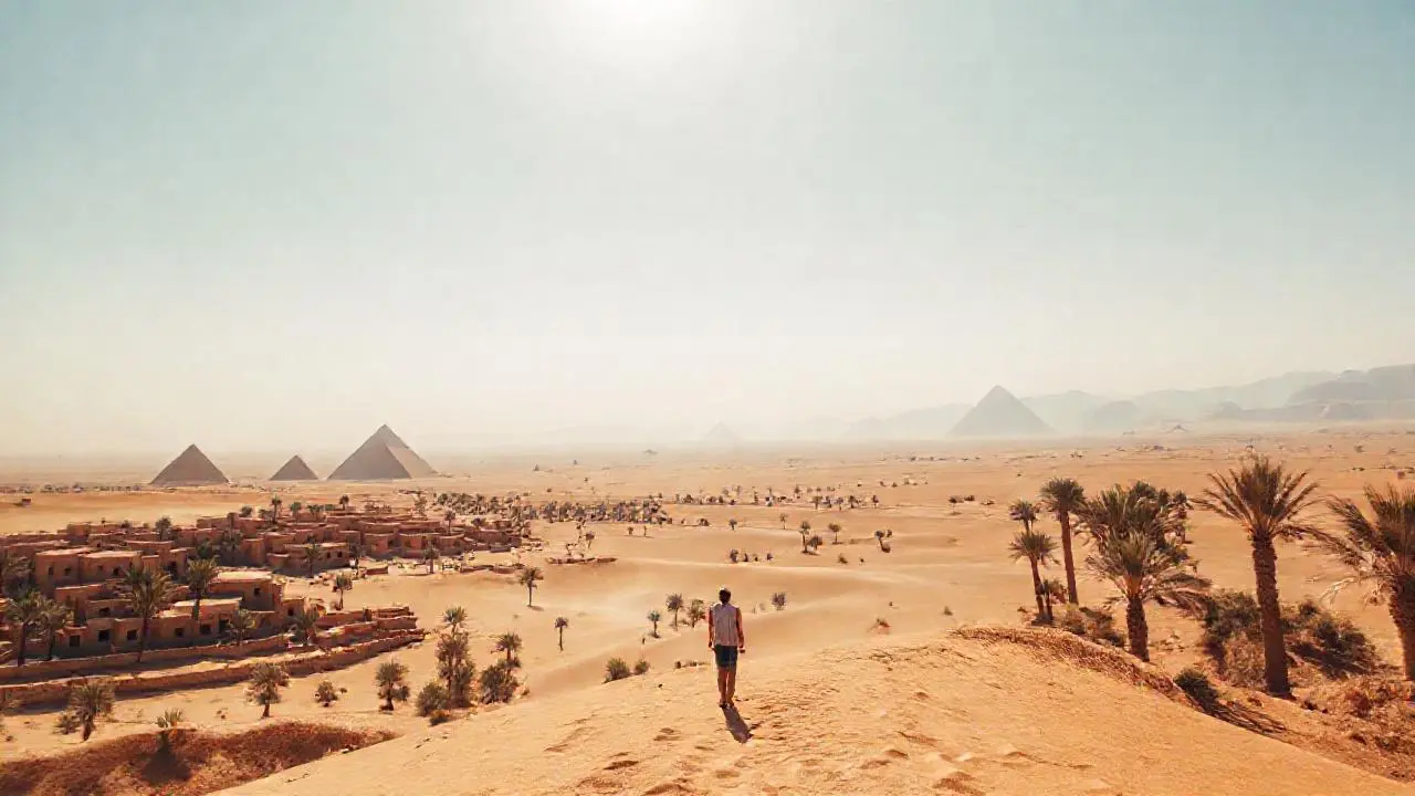 Paisaje desértico, pirámides, luz cálida, quietud