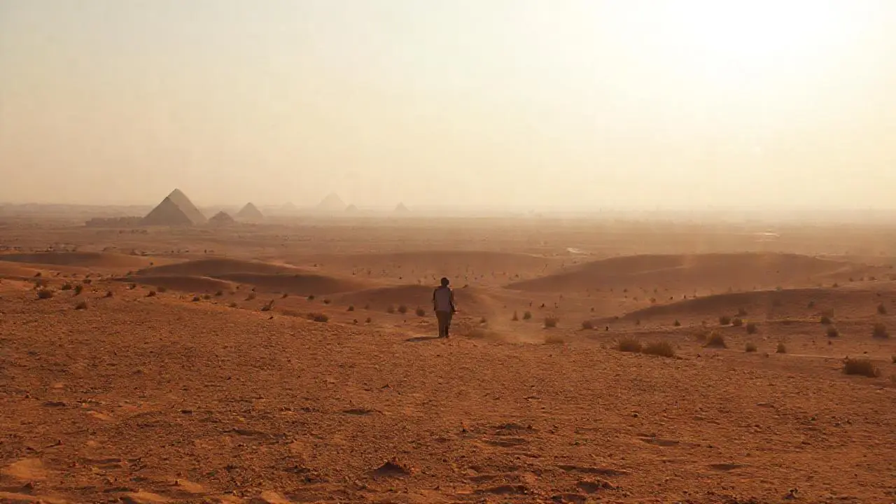 Paisaje árido, vasto y ligeramente borroso