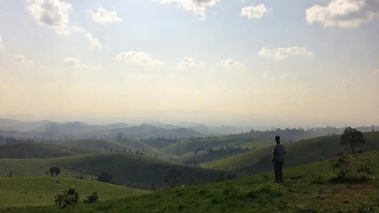 Paisaje natural sereno y extenso