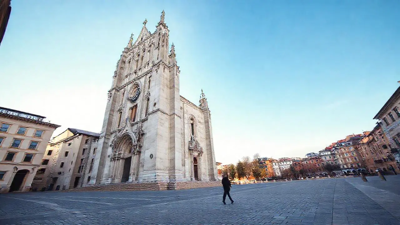 Catedral imponente bajo cielo diáfano