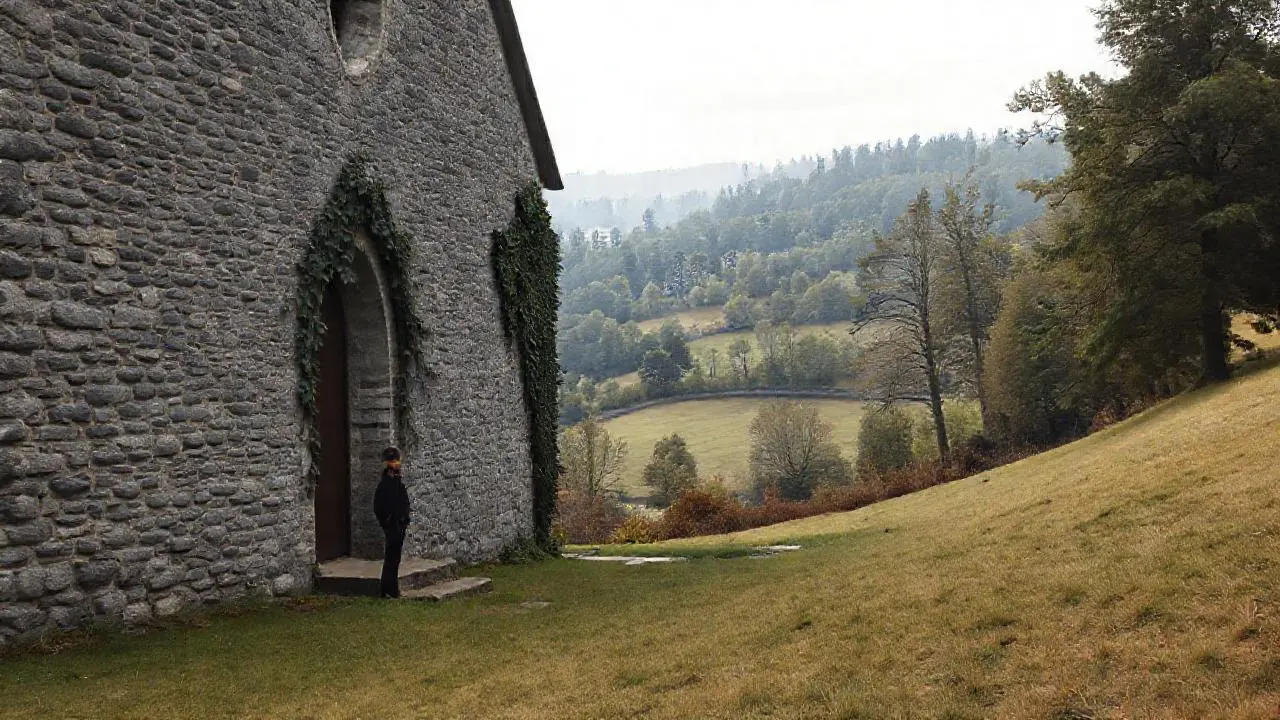 Iglesia antigua en paisaje rural sombrío