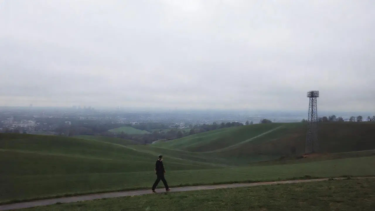 Paisaje vasto y tranquilo bajo cielo gris