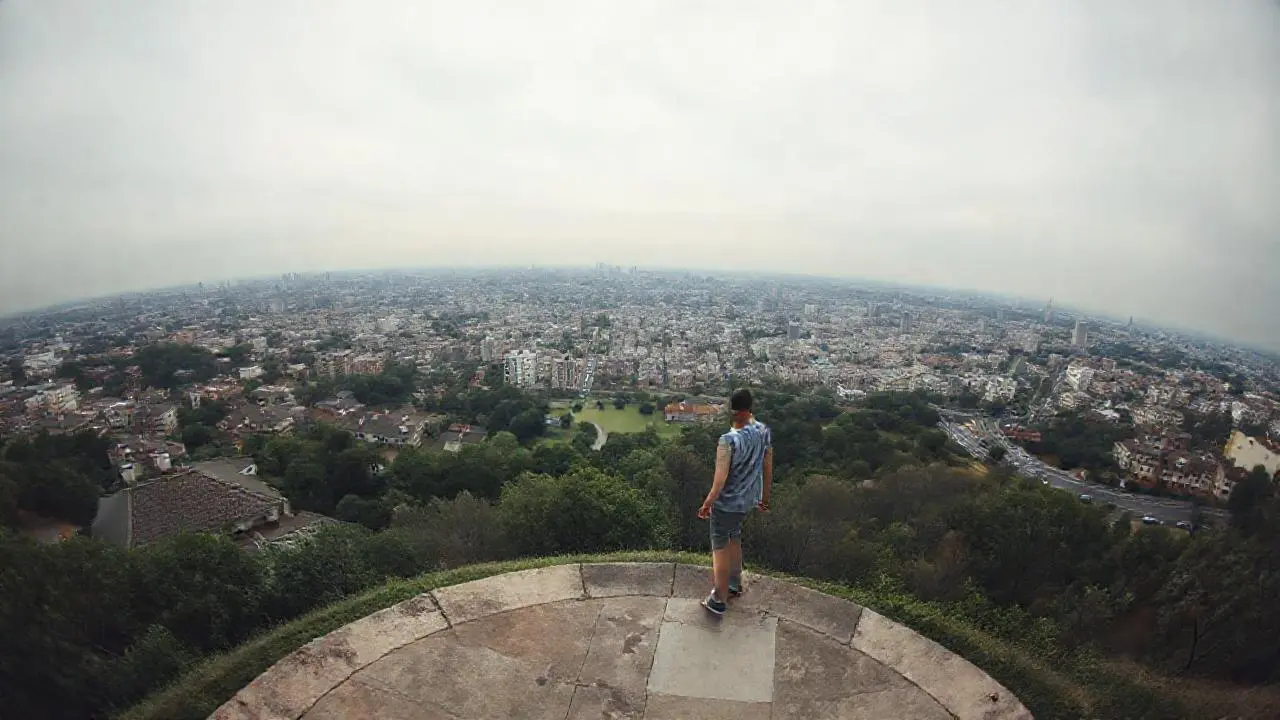 Paisaje urbano tranquilo y ligeramente difuminado