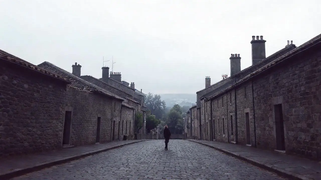 Paseo sombrío en arquitectura antigua y gris
