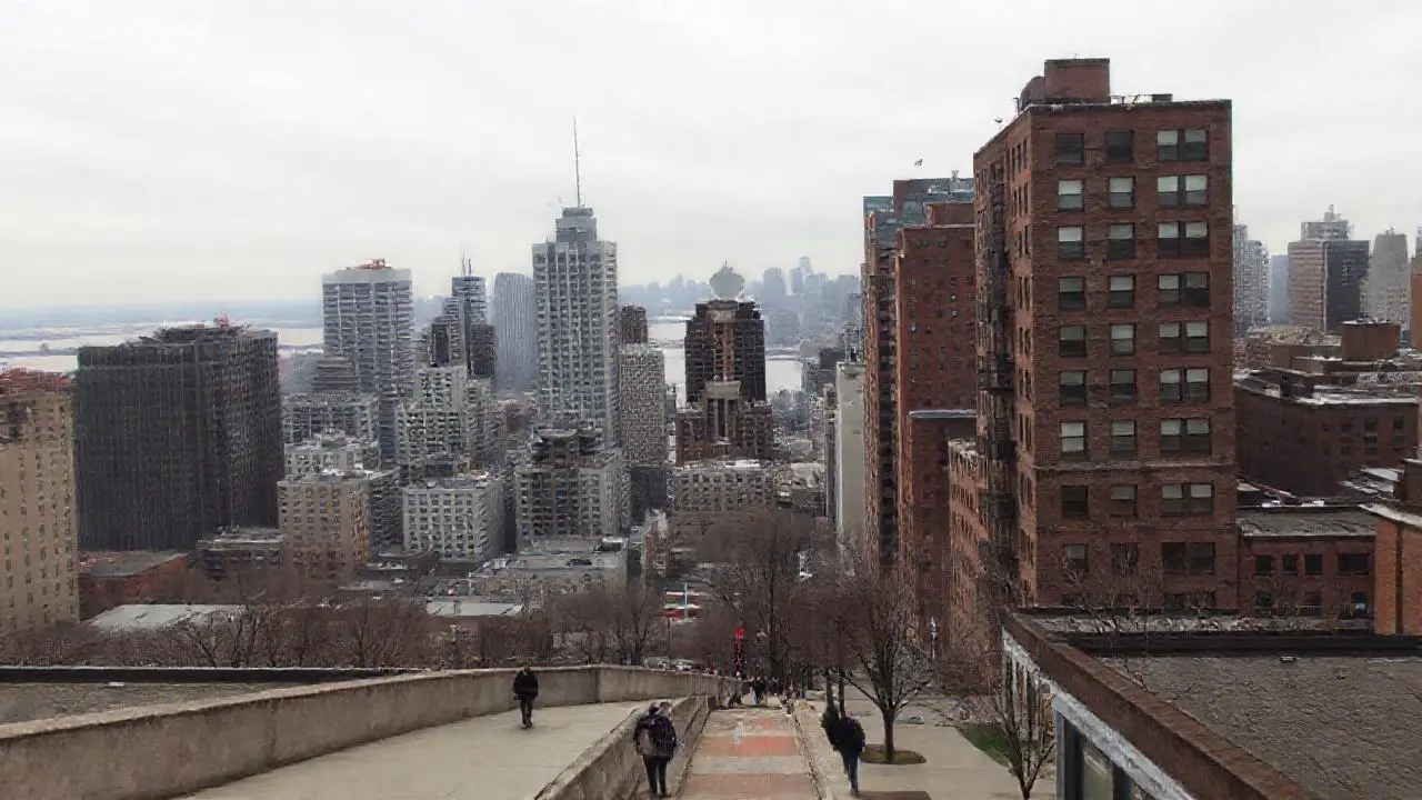 Ciudad urbana, tranquila y ligeramente brumosa