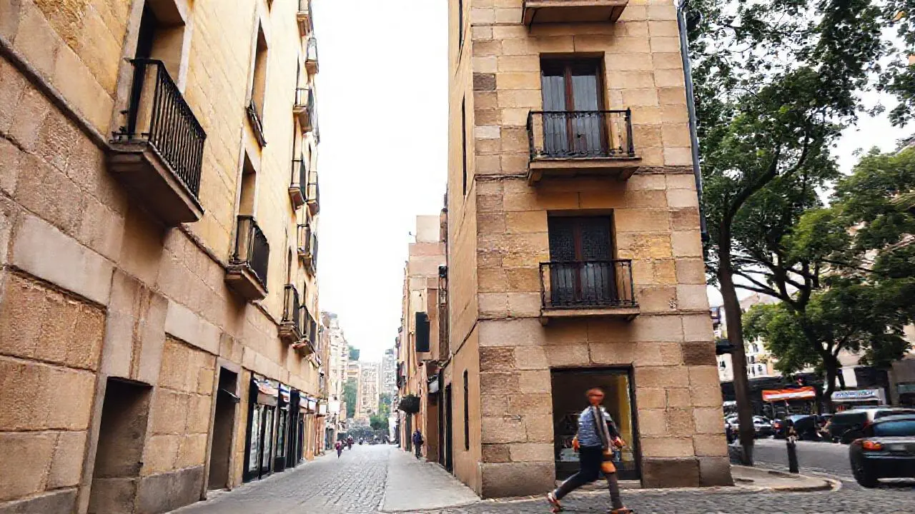 Edificio urbano con ambiente suave y cálido