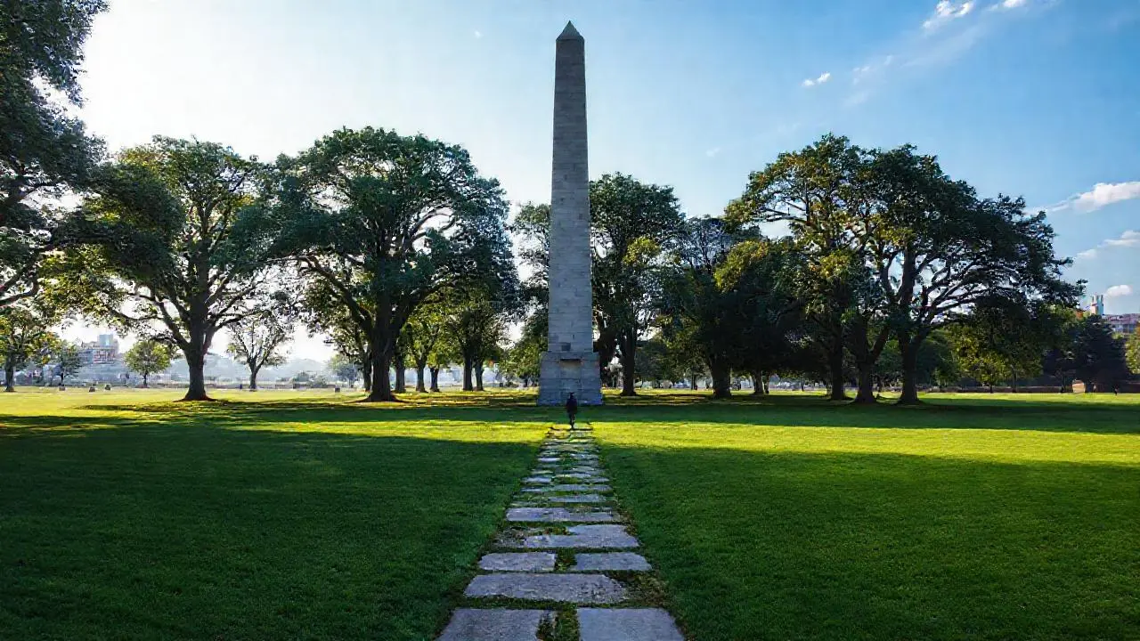 Obelisco en pradera, ambiente sereno y amplio