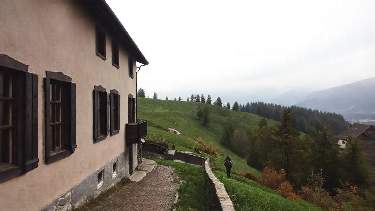 Paisaje alpino tranquilo y rural