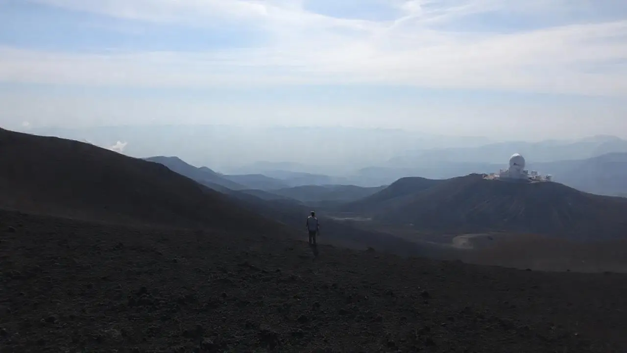 Paisaje vasto, silencioso y ligeramente brumoso