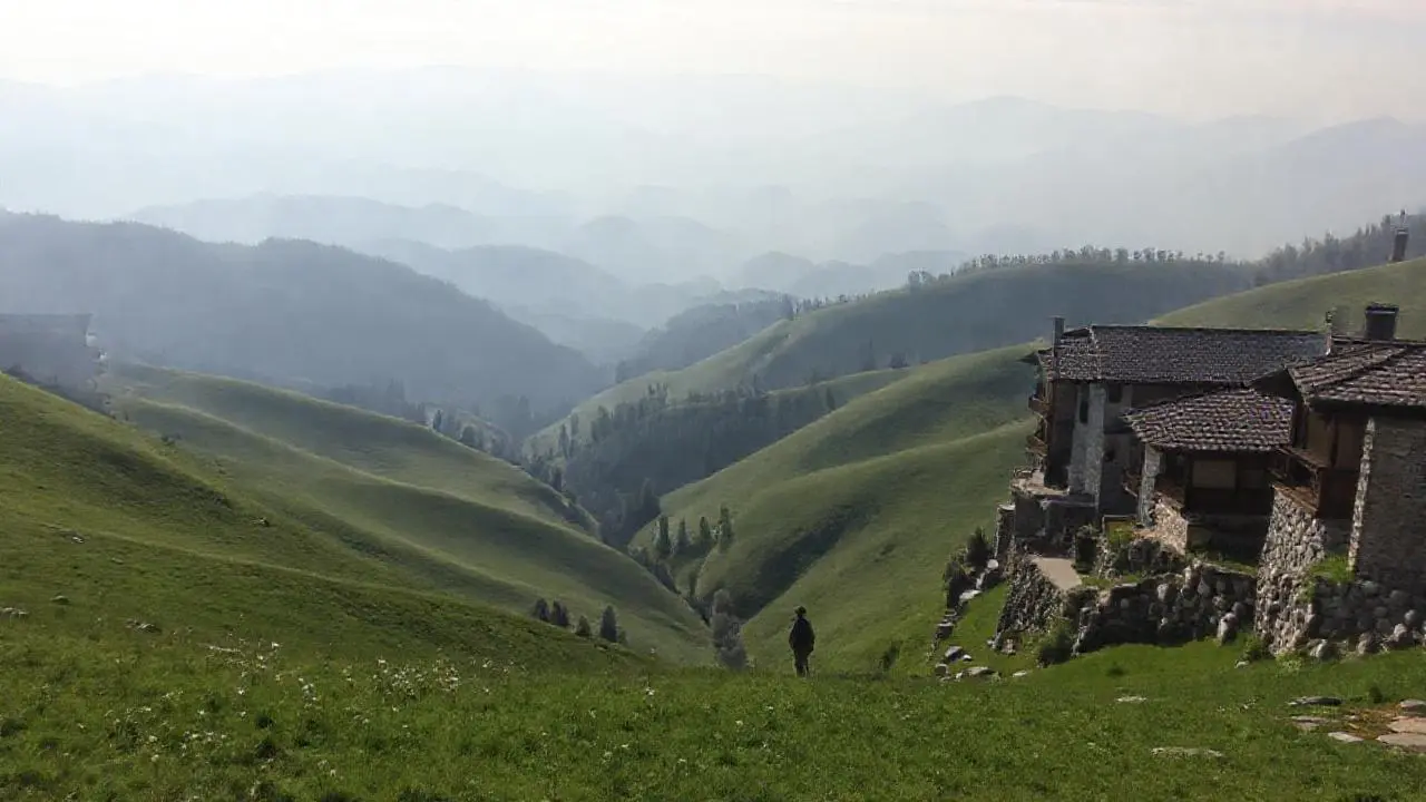 Paisaje sereno y amplio, lleno de calma