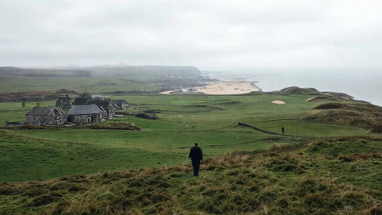 Paisaje costero vasto, sereno y brumoso