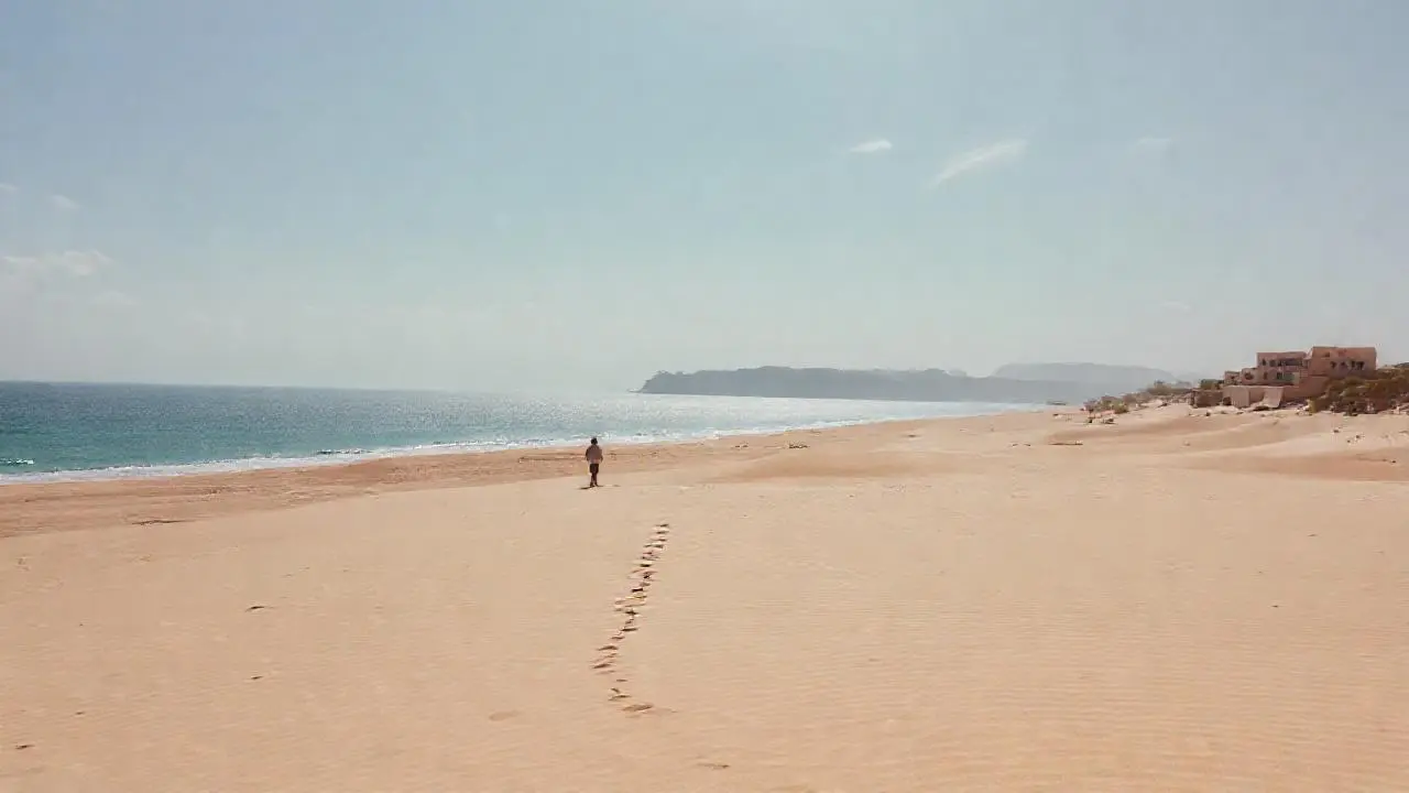 Arena, mar y quietud desértica