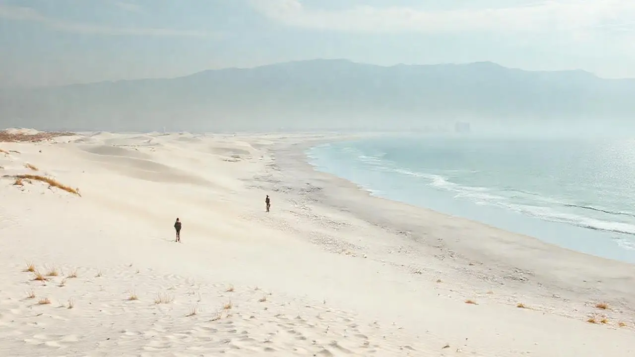 Paisaje costero amplio, tranquilo y soleado