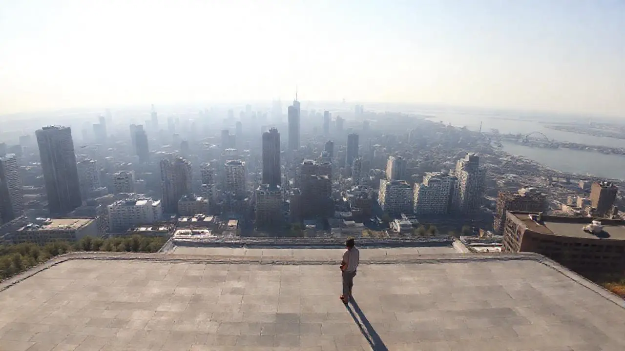 Ciudad extensa, tranquila y ligeramente brumosa