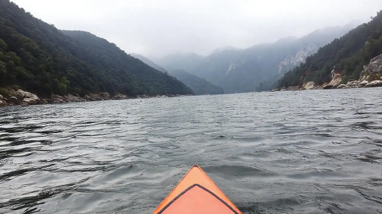 Paisaje sereno con un kayakista en calma